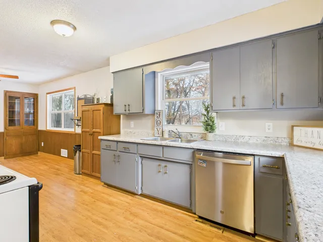 $425,000 | 6858 East Viking Boulevard, Wyoming, MN 55092