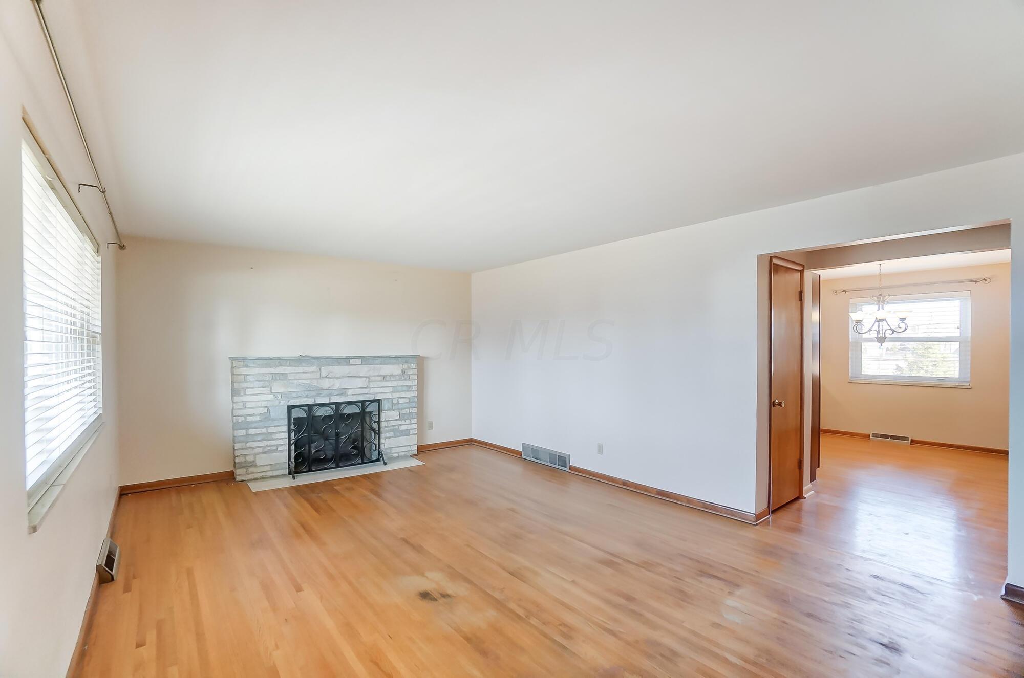 290 Topsfield Road Columbus, OH 43228 - Photo 6 of 45 Living Room
