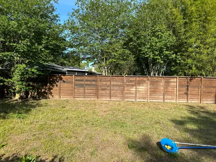 a view of a back yard