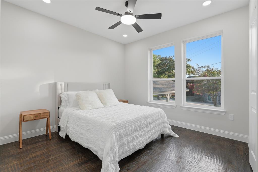 2150 Lakeview Mabank, TX 75156 - Photo 23 of 36 a bedroom with a bed and a window