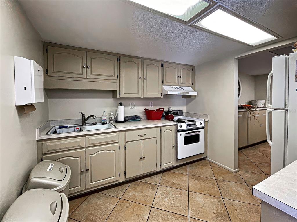 260 Santa Maria Street, Unit 109 Venice, FL 34285 - Photo 58 of 64 a kitchen with stainless steel appliances granite countertop a sink and cabinets