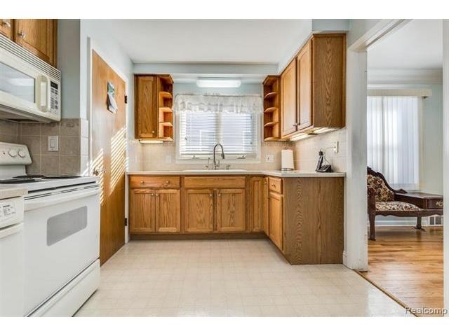 117 Exmoor Road Waterford, MI 48328 - Photo 12 of 32 50130537-7c02675e-0498-4931-ad1d-93e69e850995.JPG