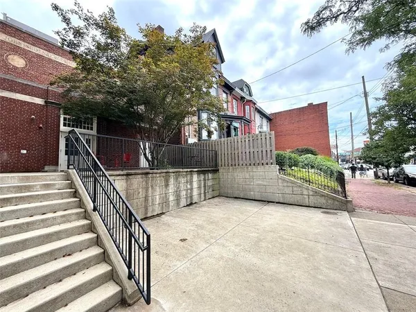 a view of entryway with a yard
