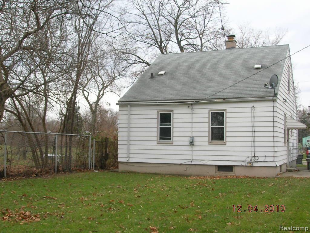 8286 Strathmoor Street Detroit, MI 48228 - Photo 8 of 9 DSCN5616