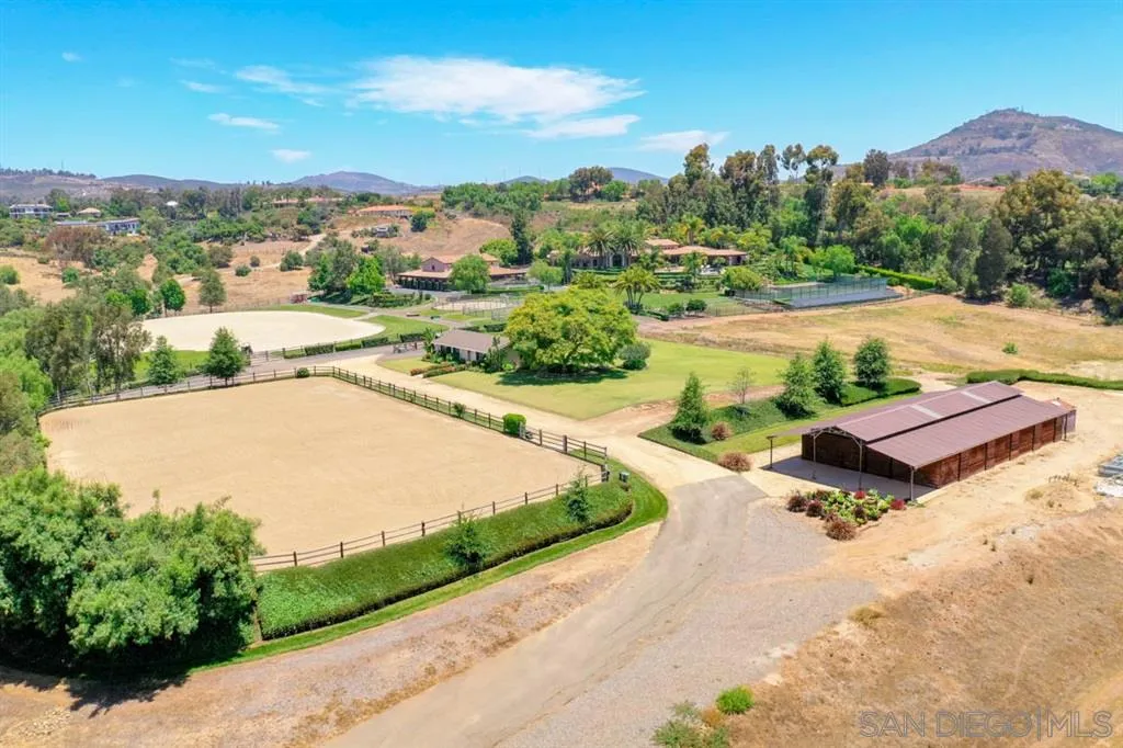 an aerial view of a house having yard and lake view