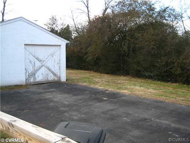 3114 Skipwith Road Henrico, VA 23294 - Photo 11 of 11 Parking Lot/Garage - 1 car garage w/wxtra space, p