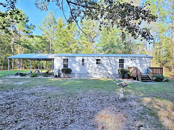a view of a house with backyard