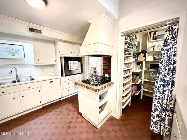 $239,000 | 887 Briarwood Drive, Jackson, MS 39211