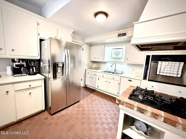 $239,000 | 887 Briarwood Drive, Jackson, MS 39211