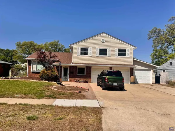 $295,000 | 1658 Southwest Knollwood Drive, Topeka, KS 66611