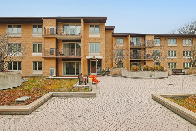 $315,000 | 2420 West Talcott Road, Unit 109, Park Ridge, IL 60068
