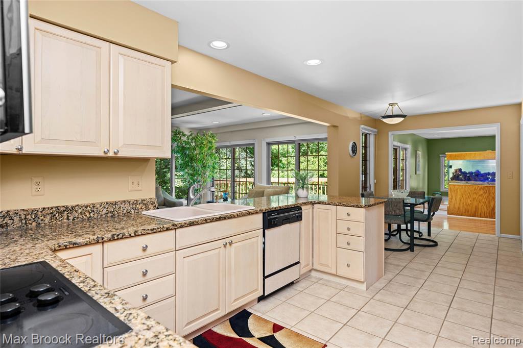 31223 Country Ridge Circle Farmington Hills, MI 48331 - Photo 19 of 62