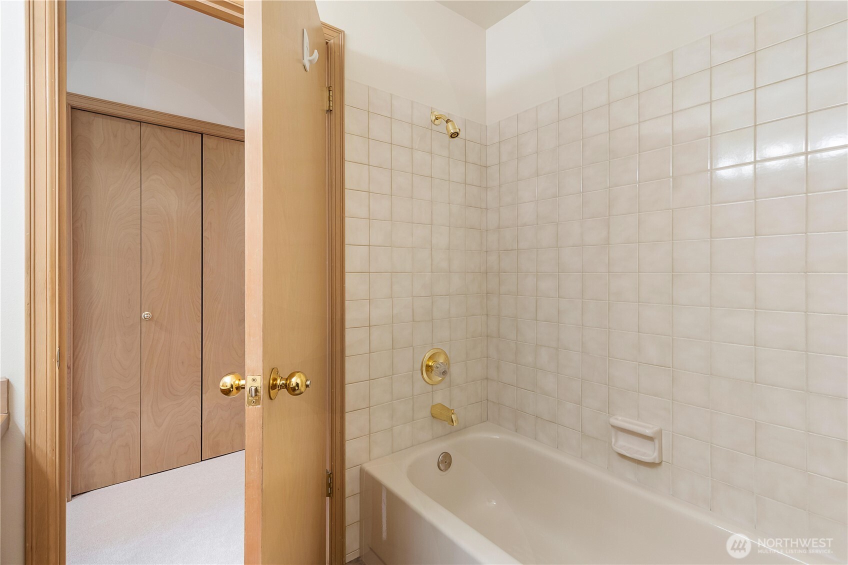 8523 199th Place Southwest Edmonds, WA 98026 - Photo 30 of 40 a bathroom with a bathtub