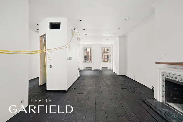 a view of livingroom with furniture