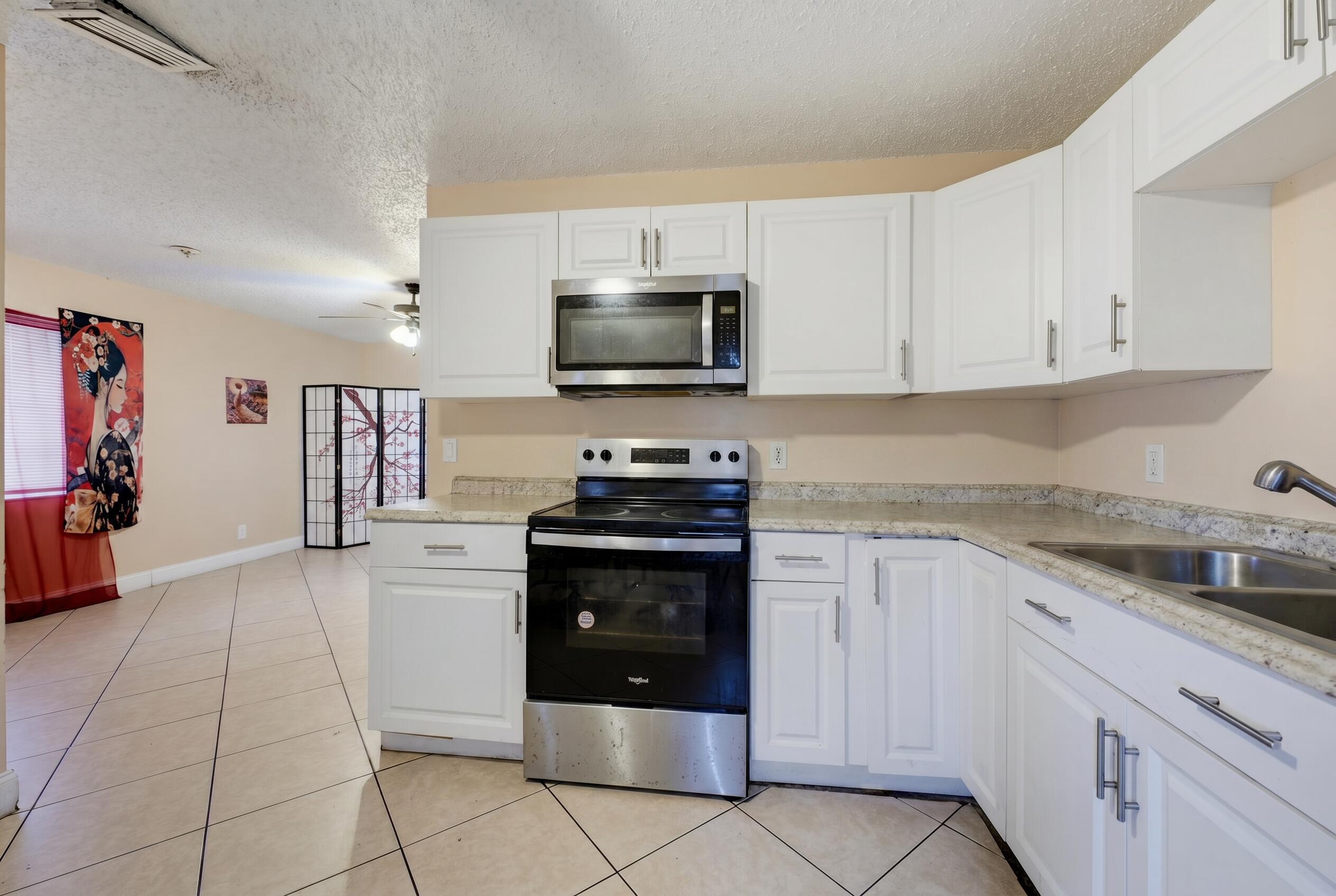 1525 West 17th Street Riviera Beach, FL 33404 - Photo 3 of 18 Woolf_1525_W_17th_declutter (13)