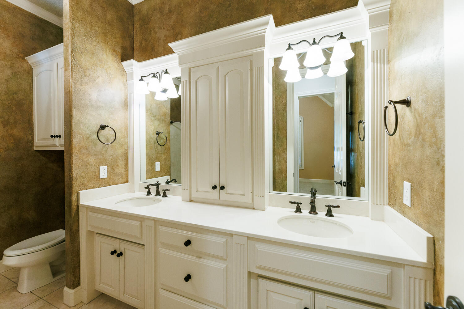 9809 Topeka Avenue Lubbock, TX 79424 - Photo 70 of 87 Second Bathroom