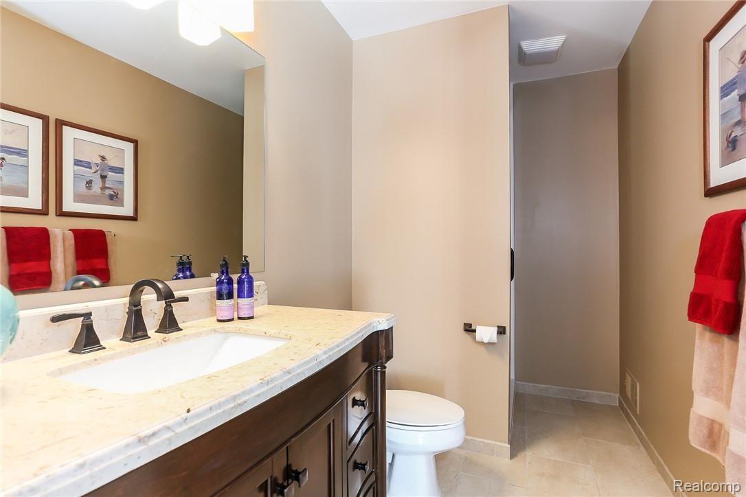3758 Sleepy Fox Drive Rochester, MI 48309 - Photo 45 of 66 040-photo-bathroom-6255310.jpg