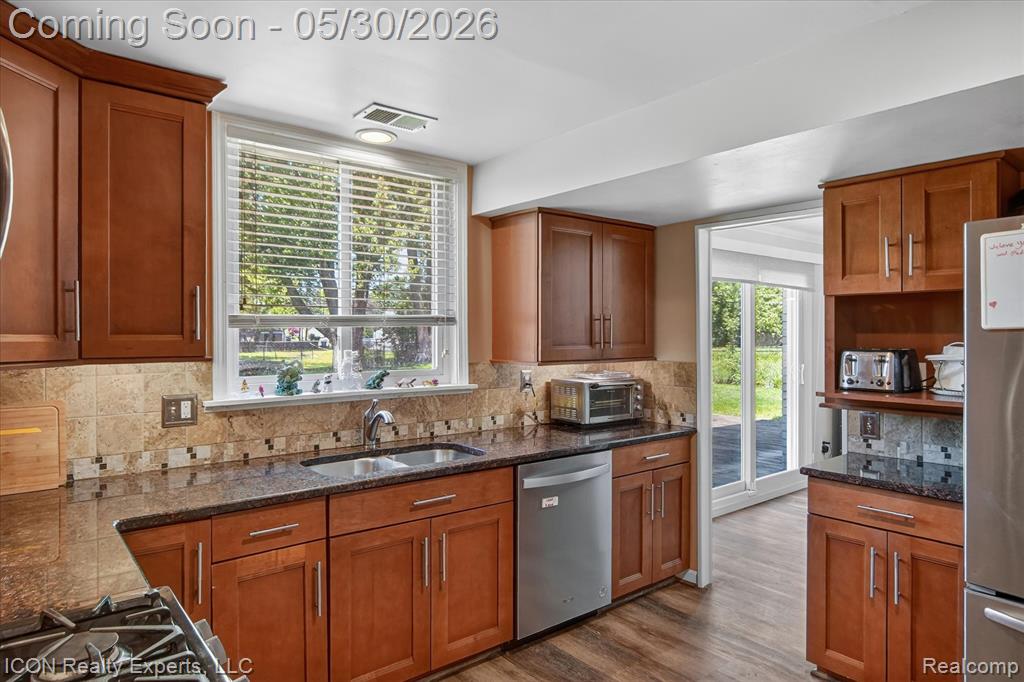 1869 Middle Trail Road Walled Lake, MI 48390 - Photo 12 of 46