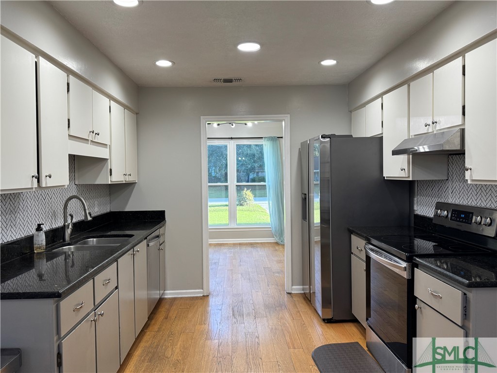 1109 Cobb Road Savannah, GA 31410 - Photo 4 of 19 Gallery Image 4