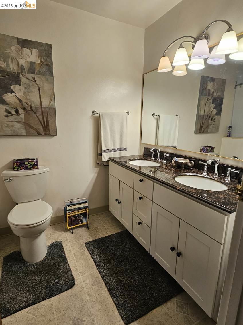 19967 Peaceful Oak Road Sonora, CA 95370 - Photo 19 of 35 Bathroom with double vanity and toilet