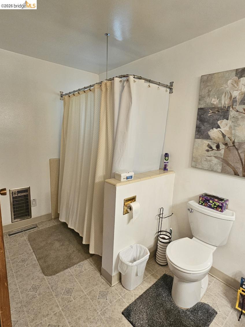 19967 Peaceful Oak Road Sonora, CA 95370 - Photo 20 of 35 Full bathroom with curtained shower and light tile patterned floors