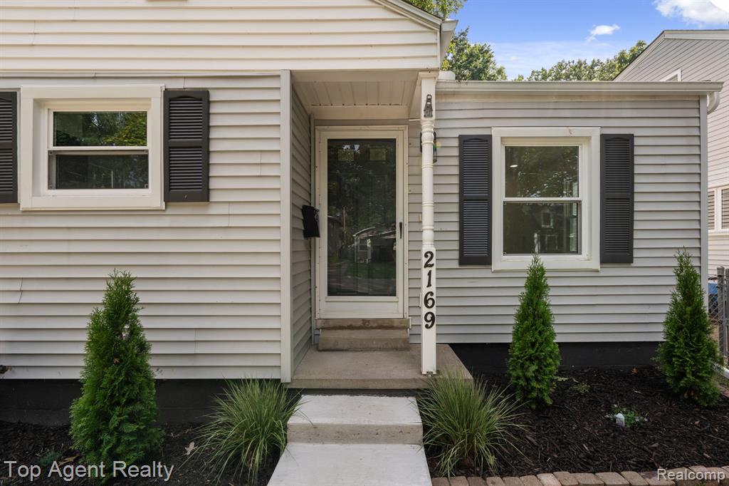 2169 Roslyn Road Grosse Pointe Woods, MI 48236 - Photo 4 of 43