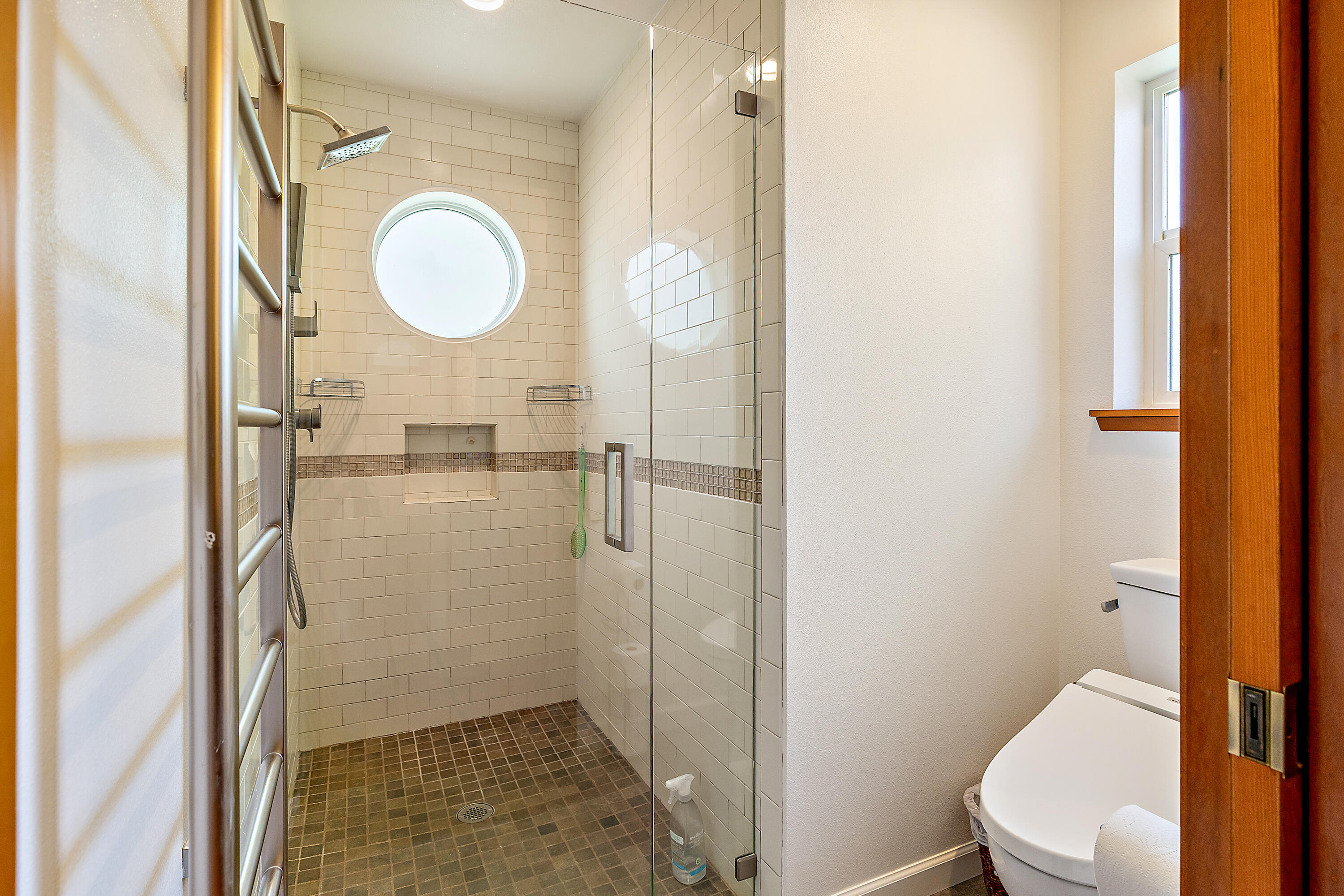 1364 Mill Pond Road Ashland, OR 97520 - Photo 32 of 38 Primary bath shower