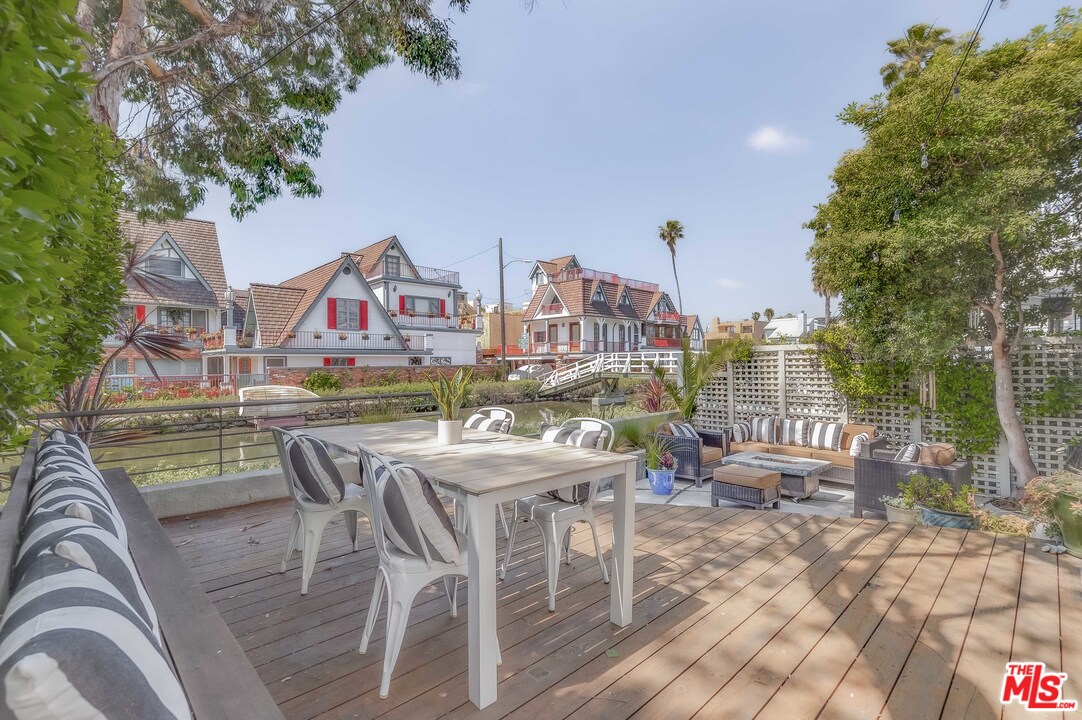 2331 Eastern Canal Venice, CA 90291 - Photo 2 of 32