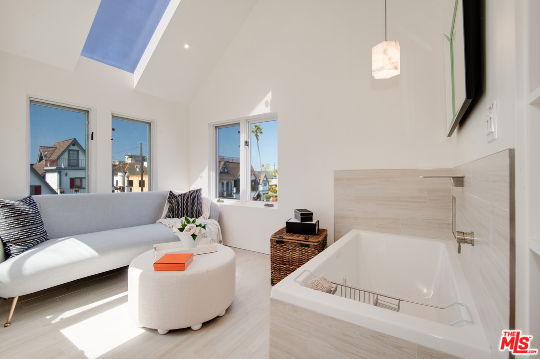 2331 Eastern Canal Venice, CA 90291 - Photo 25 of 32