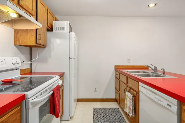 $295,000 | 107 Glengarry Drive, Unit 107, Stratham, NH 03885