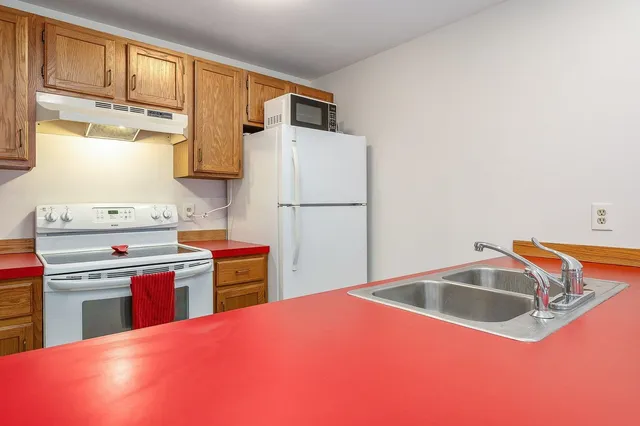 $295,000 | 107 Glengarry Drive, Unit 107, Stratham, NH 03885