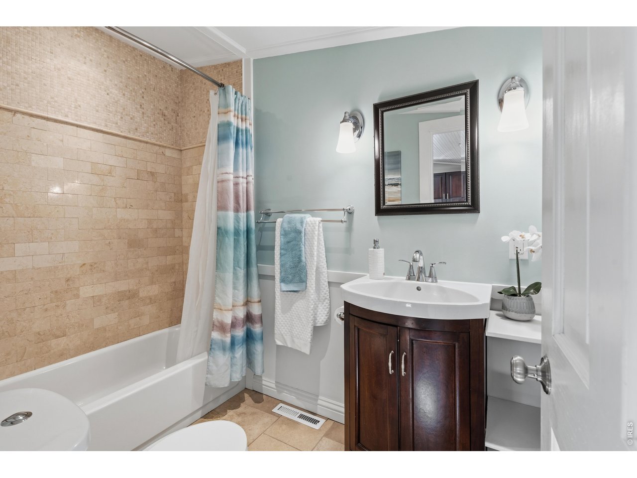 936 6th Street Berthoud, CO 80513 - Photo 18 of 22 a bathroom with a sink a mirror and a bathtub