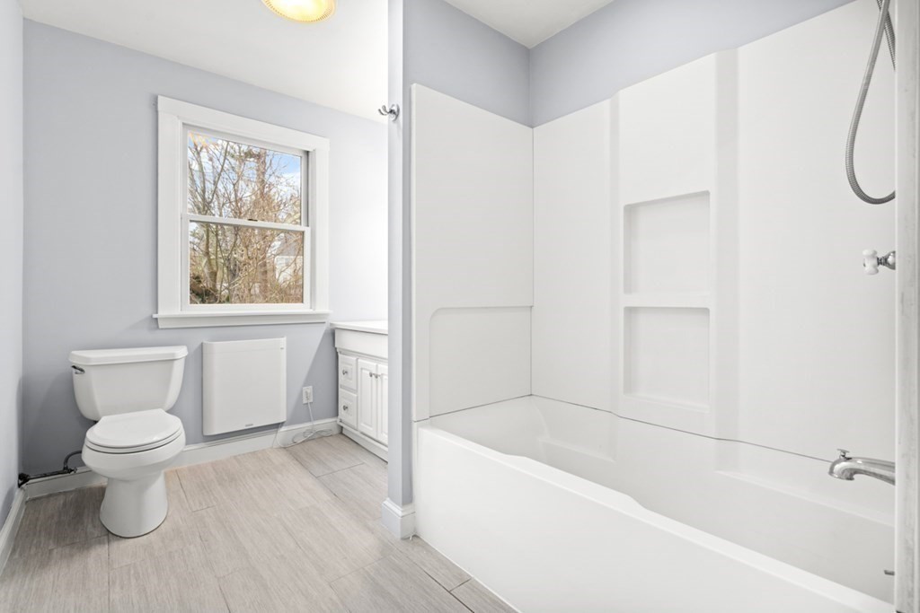 28 Meyer Road Hamilton, MA 01982 - Photo 12 of 22 a bathroom with a toilet and a bathtub