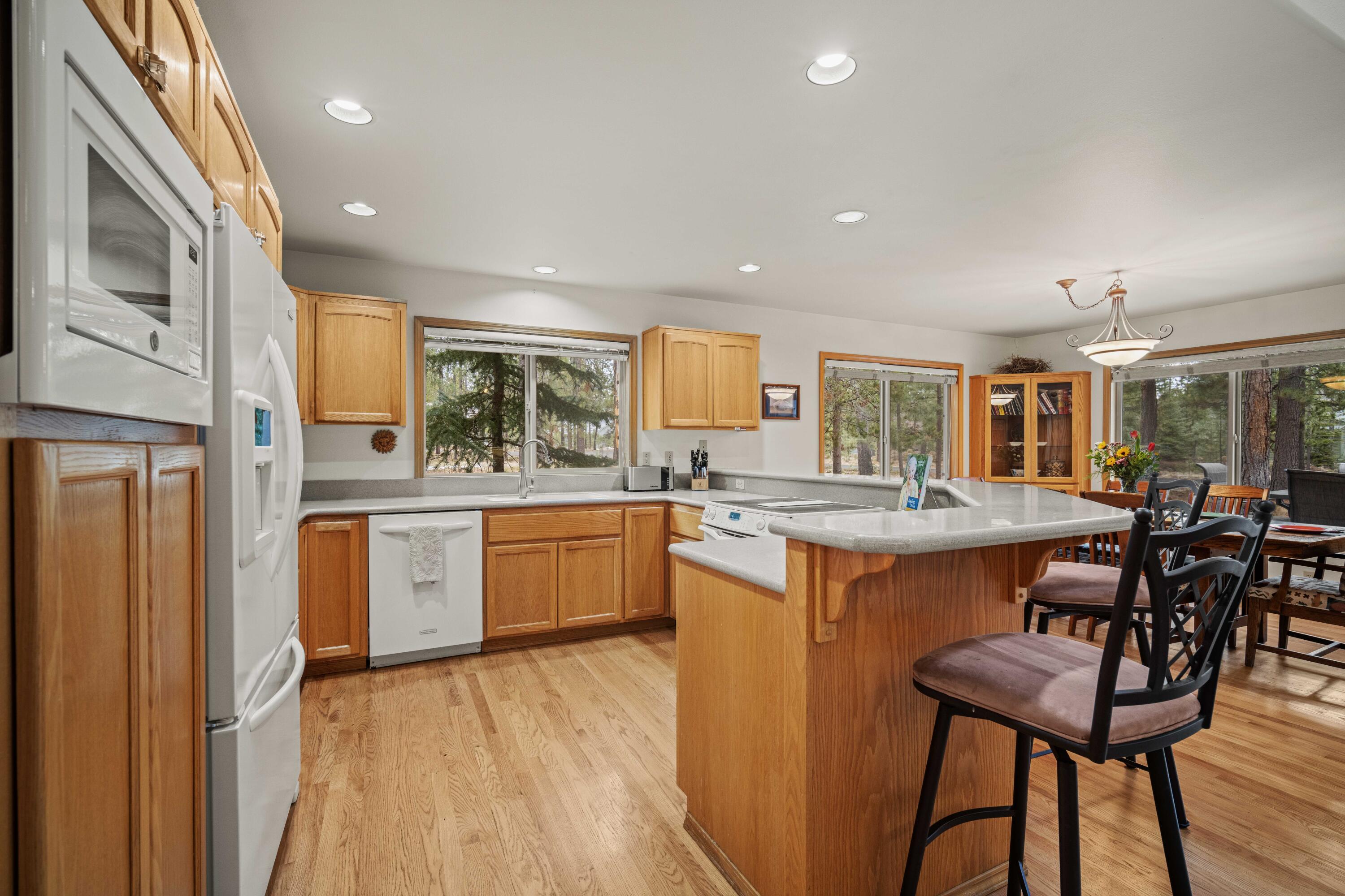 57655 Aspen Lane, Unit 2 Sunriver, OR 97707 - Photo 11 of 47 11 - kitchen
