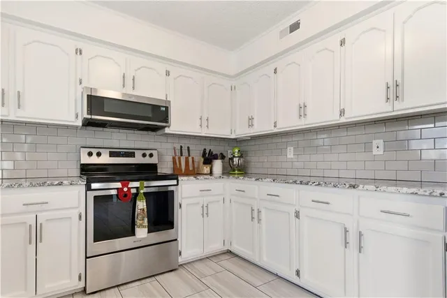 $440,000 | 1701 East Sheridan Bridge Lane, Olathe, KS 66062