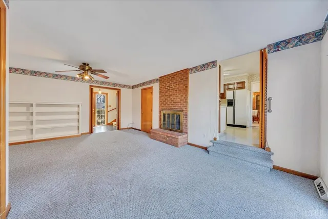 a view of empty room with closet and ceiling fan