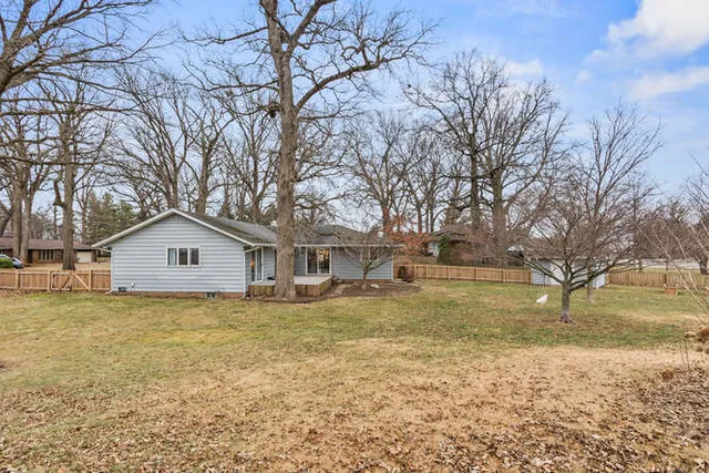 a view of house with garden and trees