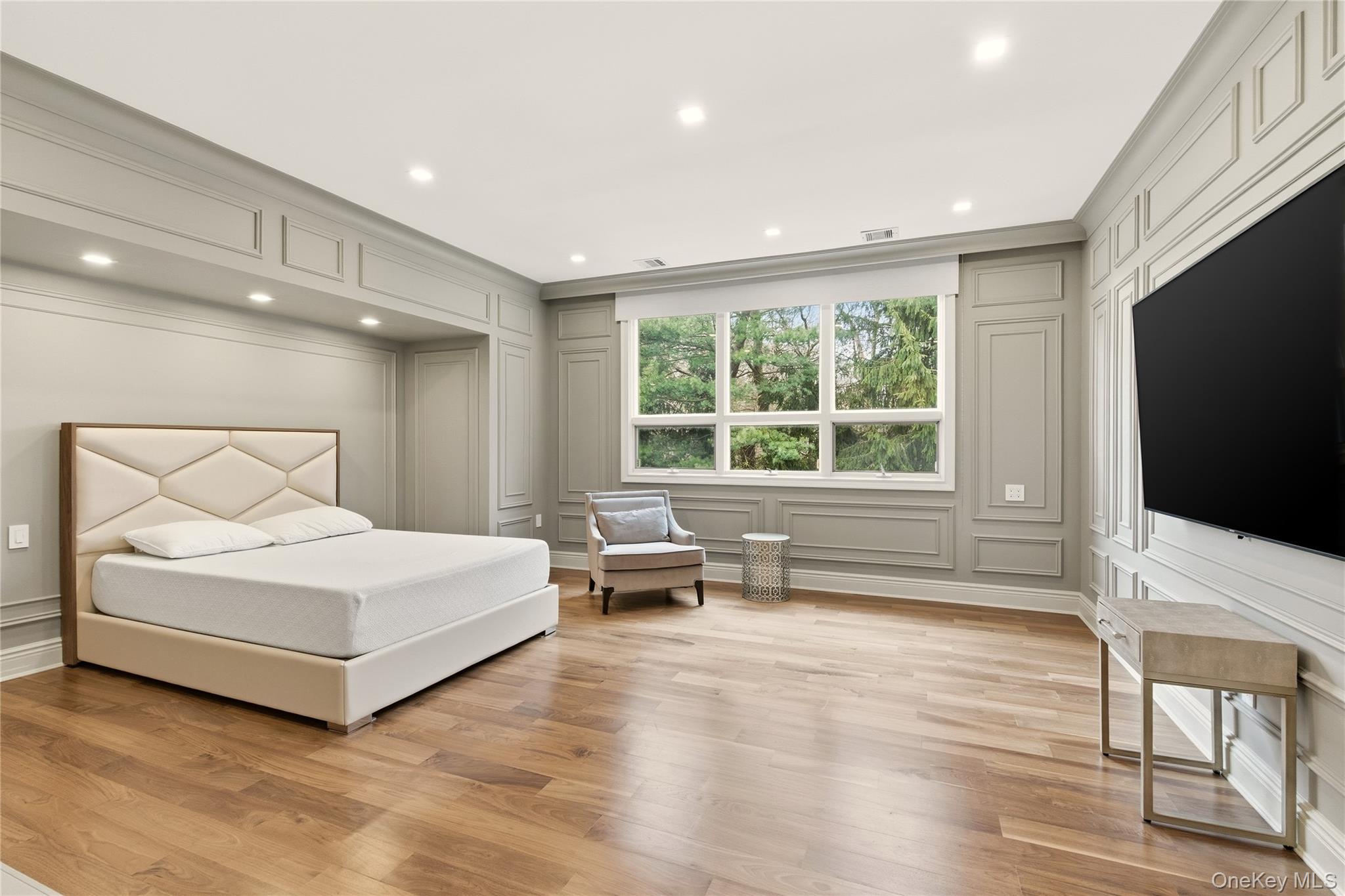 55 Coves Run Syosset, NY 11791 - Photo 32 of 50 a spacious bedroom with a bed and a flat screen tv