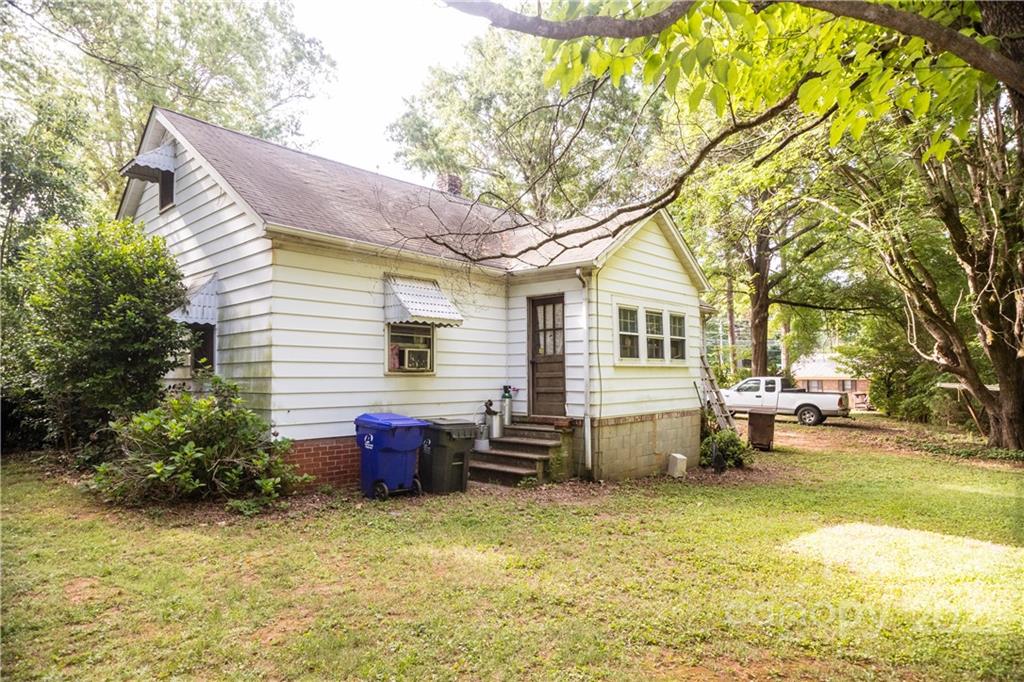 14925 North Old Statesville Road Huntersville, NC 28078 - Photo 1 of 18 a backyard of a house with barbeque oven and table and chairs
