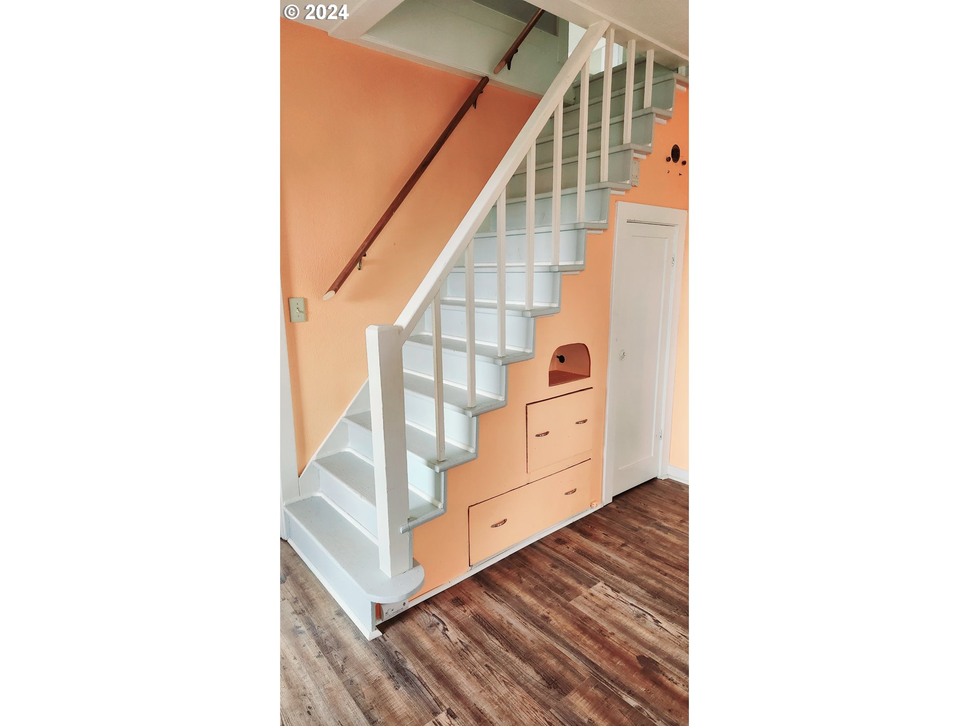 108 Southwest Isaac Avenue Pendleton, OR 97801 - Photo 16 of 44 Staircase