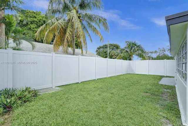 a view of a backyard