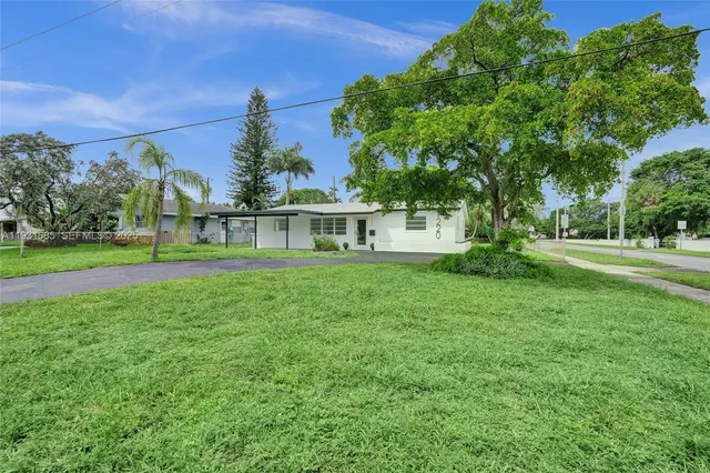 a view of a house with a yard