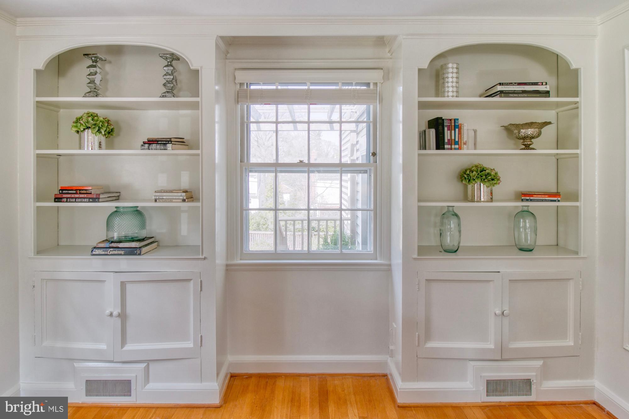 516 Yarmouth Road Baltimore, MD 21286 - Photo 10 of 50 Built-ins in living room