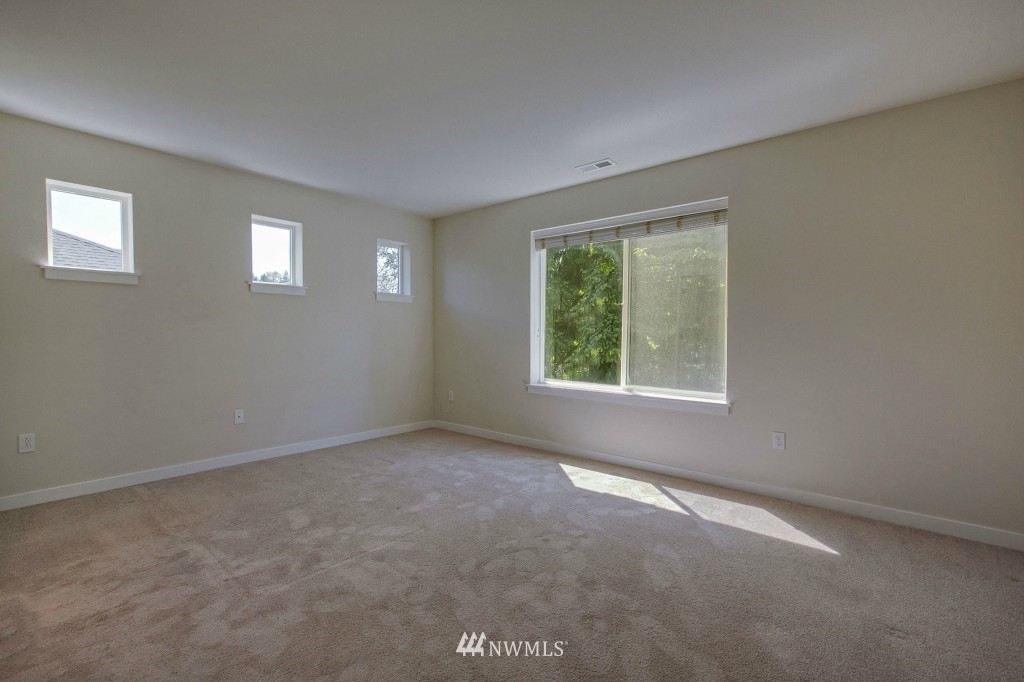 5109 Northeast 6th Place Renton, WA 98059 - Photo 9 of 18 Gallery Image 9