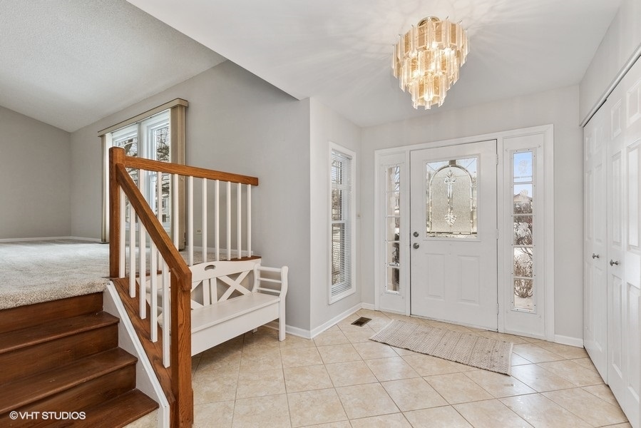 1310 Chatsworth Lane Hoffman Estates, IL 60169 - Photo 2 of 18