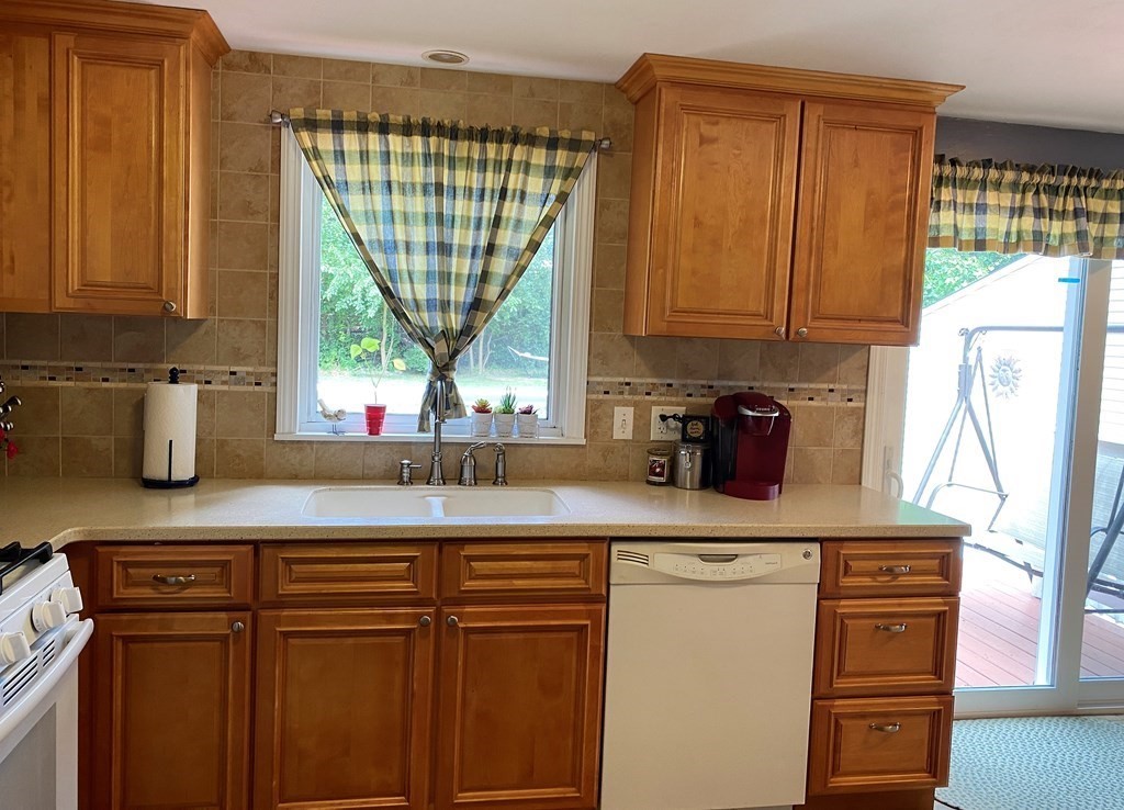 38 Dewitt Street Springfield, MA 01129 - Photo 10 of 34
