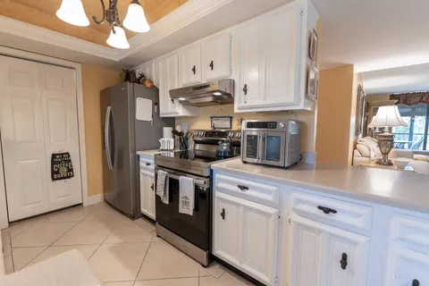 $349,900 | 5390 Woodland Lakes Drive, Unit 201, Palm Beach Gardens, FL 33418