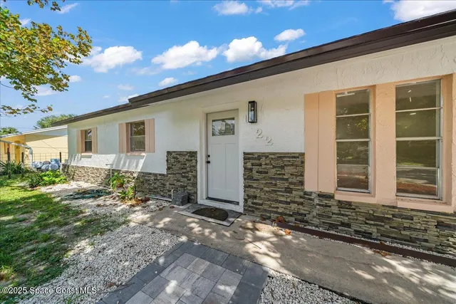 a view of a house with backyard and garden