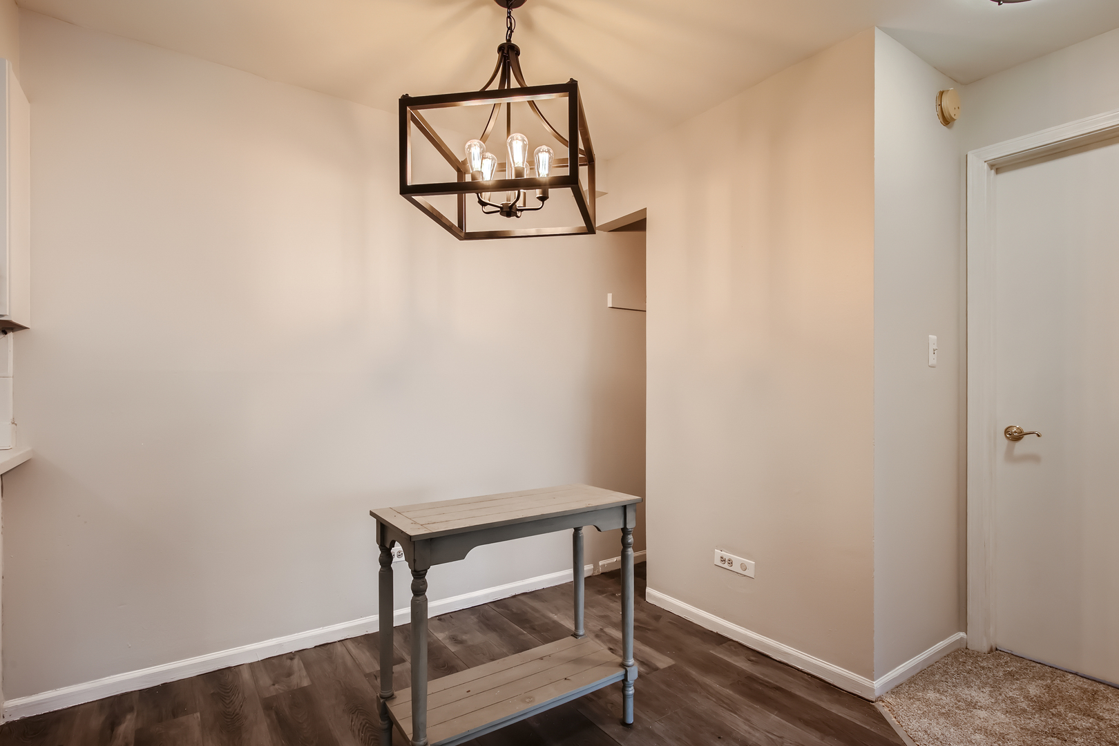 10430 Ridgeland Avenue, Unit 12 Chicago Ridge, IL 60415 - Photo 4 of 11 a room with a table and chandelier