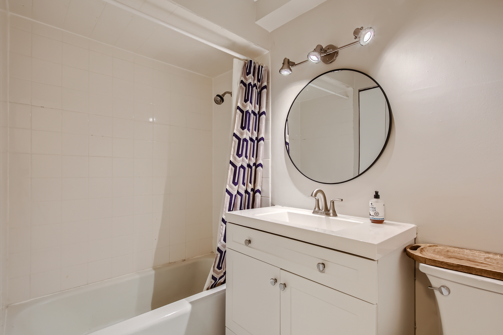 10430 Ridgeland Avenue, Unit 12 Chicago Ridge, IL 60415 - Photo 9 of 11 a bathroom with a sink and a mirror